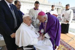 Le pape François «content» de sortir, mais reste en convalescence