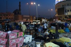 Sur un marché d'Irak, des vendeurs ambulants venus d'Iran pour fuir la crise