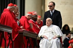 Le pape François s'offre un bain de foule imprévu sur la place Saint-Pierre