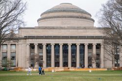 Trump qualifie Harvard de \