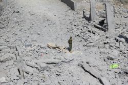 Royaume-Uni et États-Unis mènent une frappe conjointe contre une unité de production de drones des Houthis au Yémen