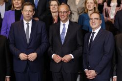 Merz se rend en chancelier allemand fragilisé à Paris, puis Varsovie