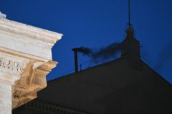 Pas encore de pape: la fumée noire plane sur le conclave