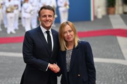 À Rome, un long tête-à-tête entre Macron et Meloni pour dissiper les tensions