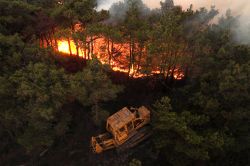 Syrie: Lattaquié en proie aux flammes pour le troisième jour, la Turquie envoie de l’aide