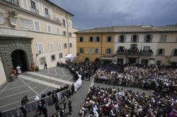 Ambiance festive à Castel Gandolfo pour le premier Angélus du pape Léon XIV