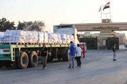 Gaza: un camion de vivres se retourne sur la foule, 20 morts selon la Défense civile