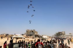 Largages d'aide sur Gaza, Israël annonce une pause des combats
