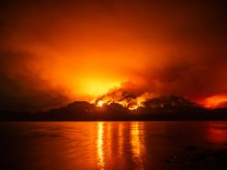 Au Canada, d'inquiétants feux de forêts se rapprochent de trois villes