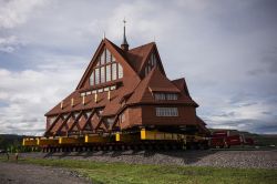 En Suède, l'église historique de Kiruna déménage sur des roulettes