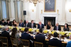 Conviés à dîner par Trump, les grands noms de la tech lui rendent hommage