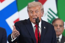 Trump promet de «désarmer» le Hamas et appelle à la restitution des corps à Gaza