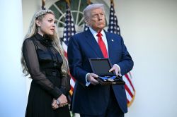 Trump décore à titre posthume son allié assassiné Charlie Kirk