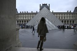 Deux suspects arrêtés après le vol de bijoux au Louvre