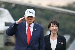 Quand le Japon s'efforce de séduire Trump en visite à Tokyo