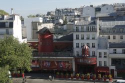 Montmartre en péril: le refuge du poète Jacques Prévert face à la réhabilitation du Moulin Rouge