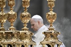Noël: le pape dénonce les \