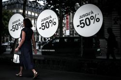 Des soldes sans entrain dans une France glacée
