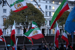 Le drapeau de la République islamique d'Iran brièvement remplacé par un drapeau de la monarchie iranienne à Londres