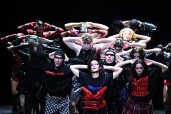 Fashion Week de Paris: Jeanne Friot mêle mode queer et audace écoresponsable