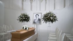 Roses blanches et rouge Valentino:  derniers hommages au célèbre couturier à Rome