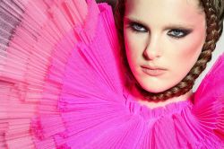 Haute couture à Paris: Alexis Mabille réinvente la couture avec l’IA, Viktor&Rolf font voler les podiums