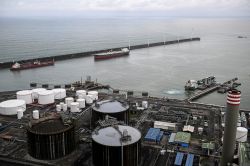 Pétrole: les cours en pause avant le sommet crucial entre Washington et Téhéran