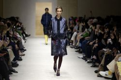 Fashion Week de Milan: fausses fourrures et découpes surprenantes chez Prada