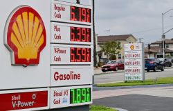USA: les prix à la pompe tirent les dépenses de consommation, qui ralentit par ailleurs