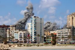 Israël bombarde le Liban, fragilisant la trêve avec l'Iran