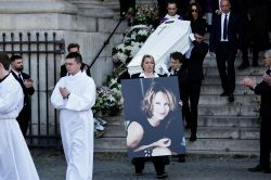 Le monde du cinéma et des centaines d'anonymes rendent un ultime hommage à Nathalie Baye