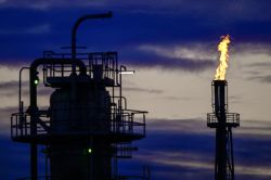 Moyen-Orient: le pétrole accélère, le Brent bondit de plus de 5%
