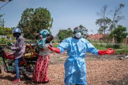 La RDC, frappée par Ebola, fait face à un «choc catastrophique entre maladie et conflit», selon le chef de l’OMS
