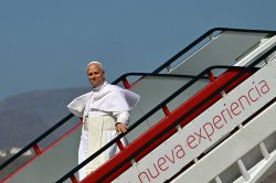 Arrivé aux Canaries, le pape veut interpeler le monde sur le sort des migrants