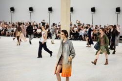 Canicule à Paris: la Fashion Week masculine s'adapte entre éventails, pistolets à eau et horaires avancés