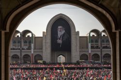Début de l'hommage public à Khamenei, des milliers d'Iraniens affluent sur le site des funérailles