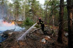 Incendies dans le sud-ouest de la France: au moins 140.000 évacuations, dit le ministre de l'Intérieur