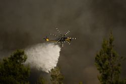 Grèce: des bombardiers d'eau décollent contre les incendies près d'Athènes