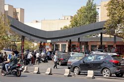 Files d'attente à Téhéran devant des stations-service après l'annonce de sanctions américaines