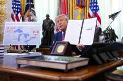 Trump signe un décret changeant le nom du «lac Ontario» en «lac d'Amérique»