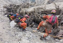 Crue dans l'Himalaya: plus de 600 morts, les secours à la recherche de milliers de disparus