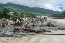 Le bilan de la crue dans l'Himalaya dépasse la barre des 1.000 morts, les secours toujours à la tâche