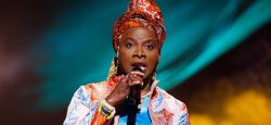 Angélique Kidjo fête ses 40 ans de carrière et célèbre ses racines africaines 