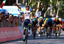 Tour d'Italie: l'Erythréen Girmay dans l'histoire puis à l'hôpital