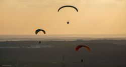  Des Irakiens participent à un championnat de parapente à Dohouk