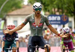 Tour d'Italie: De Bondt vainqueur au nez et à la barbe des sprinteurs