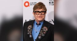 Elton John signe son nouveau disque \