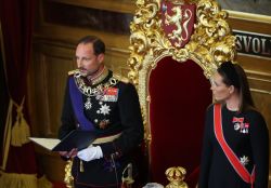 Norvège: le roi Haakon VIII prête serment devant le Parlement