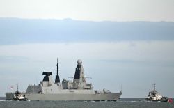 Le navire de guerre britannique HMS Dragon à Gibraltar sur sa route pour protéger Chypre