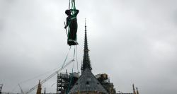 La statue de saint Thomas reprend sa place à Notre-Dame de Paris